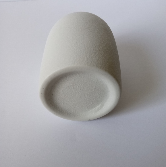 Small ceramic like white round vase - Picture 4 of 5